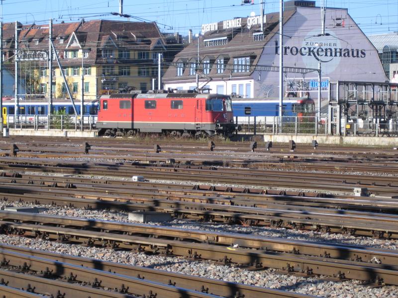 Die Re 4/4'' 11226 stand am 9.10.05 im Zrcher Hauptbahnhof und wartete auf ihren nchsten Einsatz.