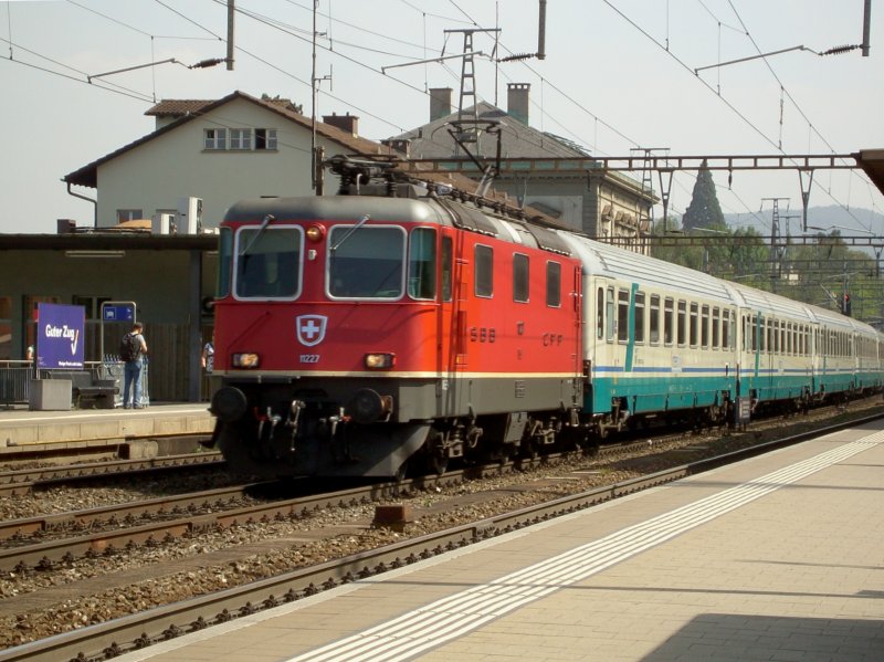 Die Re 4/4 11227 mit einem EC am 29.08.2008 bei der Durchfahrt in  Liestal. 