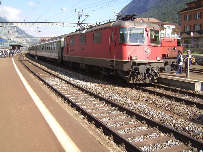 Die Re 4/4 11283 mit einem IR im Bahnhof Erstfeld am 08.09.2007