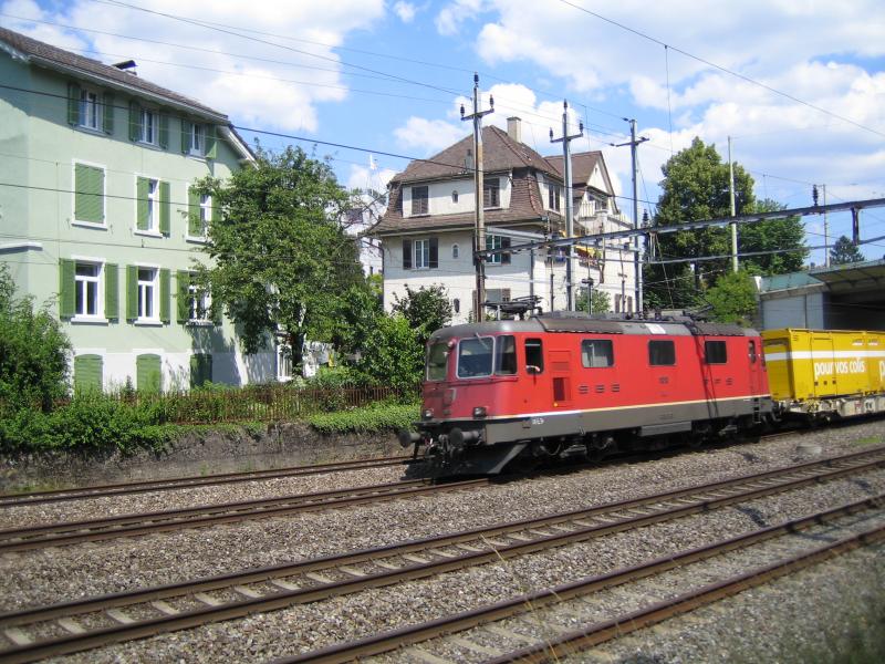 Die Re 4/4'' 11313, die bereits eine Klimaanlage erhalten hat, wurde am 13.7.05 mit einem Postzug aus Frauenfeld bei W'thur Grze fotografiert.