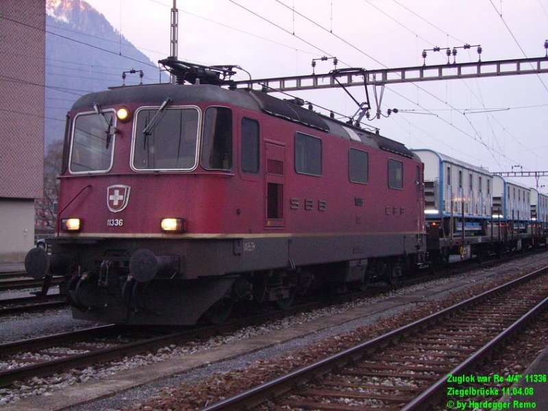 Die Re 4/4  11336 war meine Zuglok beim heutigen KNIE-Zug von Buchs SG nach Glarus. Hier nach dem Umfahren des Zuges in Ziegelbrcke.
11.04.08