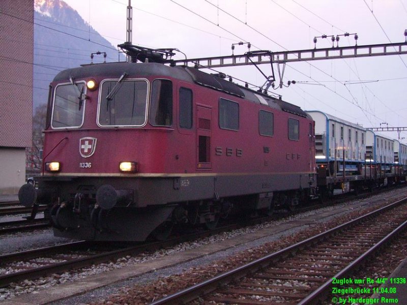 Die Re 4/4  11336 war meine Zuglok beim heutigen KNIE-Zug von Buchs SG nach Glarus. Hier nach dem Umfahren des Zuges in Ziegelbrcke.
11.04.08