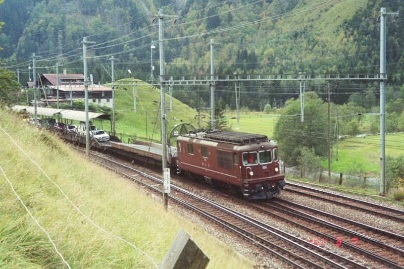 Die Re 4/4 165 fhrt im Oktober 2006 mit ihrem Autozug im Bahnhof Kandersteg ein.