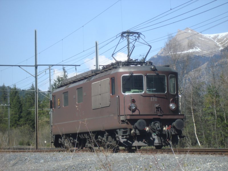 Die Re 4/4 170 der BLS ist am 14.4.2007 allein bei Kandersteg unterwegs.