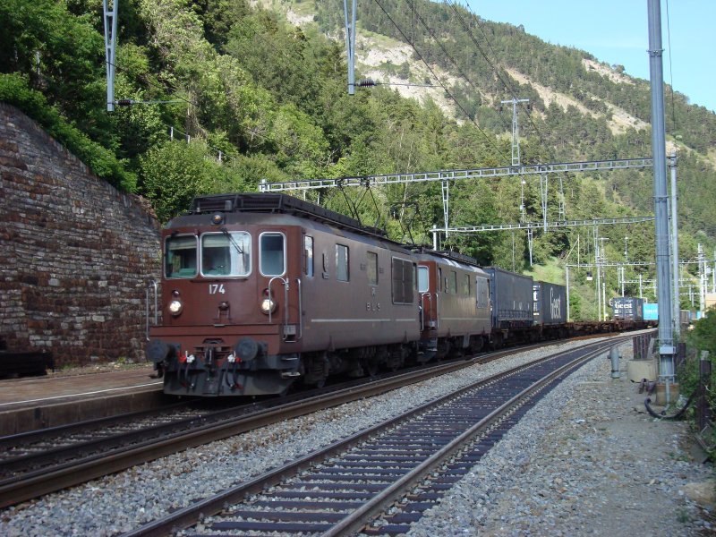 Die Re 4/4 174 und 185 sind am 16.6.2007 mit einem Gterzug bei Hohtenn unterwgs.