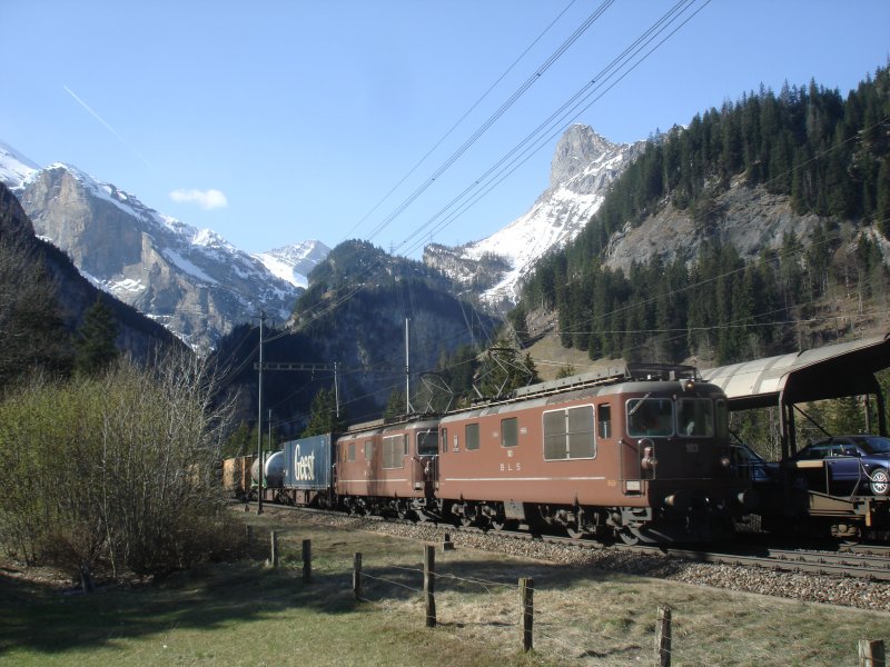 Die Re 4/4 183 und 177 berholen am 14.4.2007 mit ihrem Gterzug einen Autozug, der auf die Einfahrt in Kandersteg wartet.