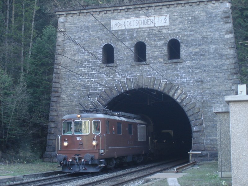 Die Re 4/4 185 der BLS fhrt am 14.4.2007 mit ihrem Autozug aus dem Ltschberg-Norportal.  