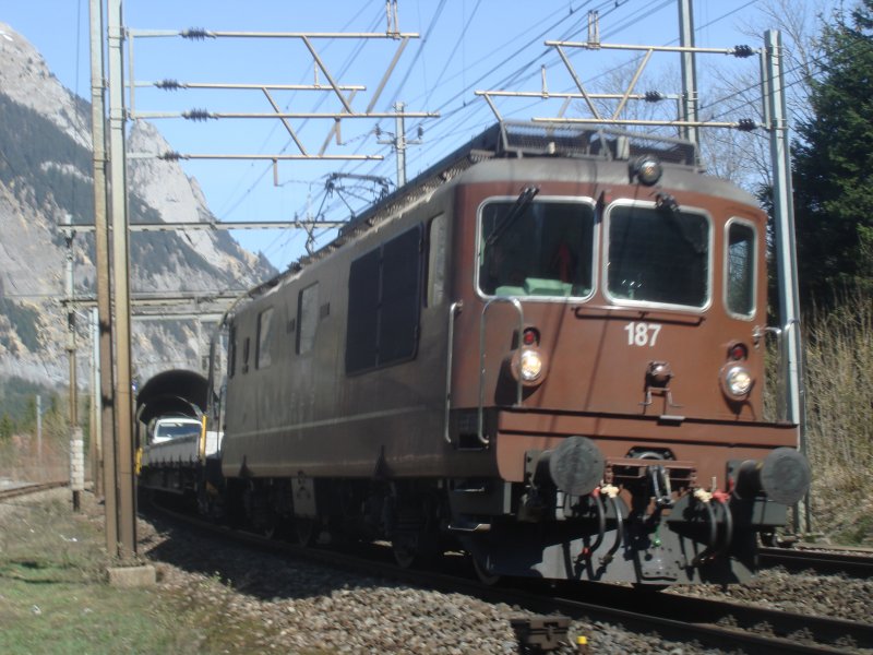 Die Re 4/4 187 wird mit ihrem Autozug in Krze im Ltschbergtunnel verschwinden. In der Nhe von Kandersteg am 14.4.2007