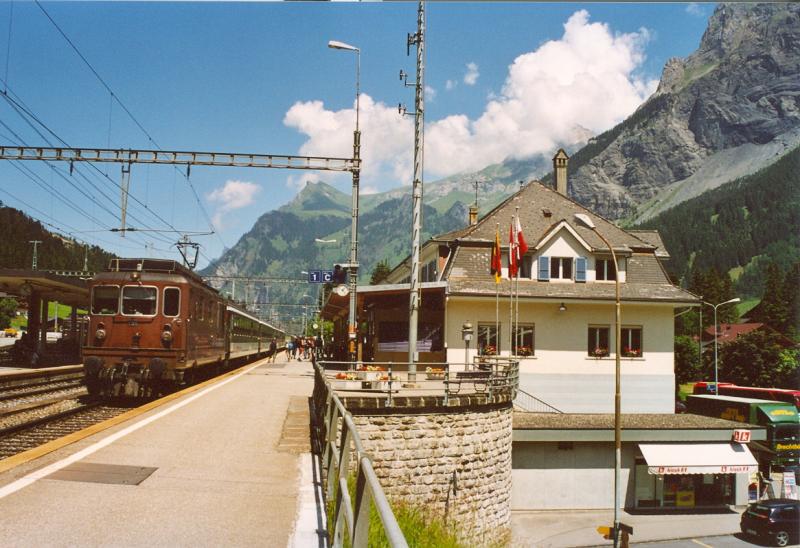 Die Re 4/4 191 fhrt am 16. Juli 2004 mit einem IC in Kandersteg ein.