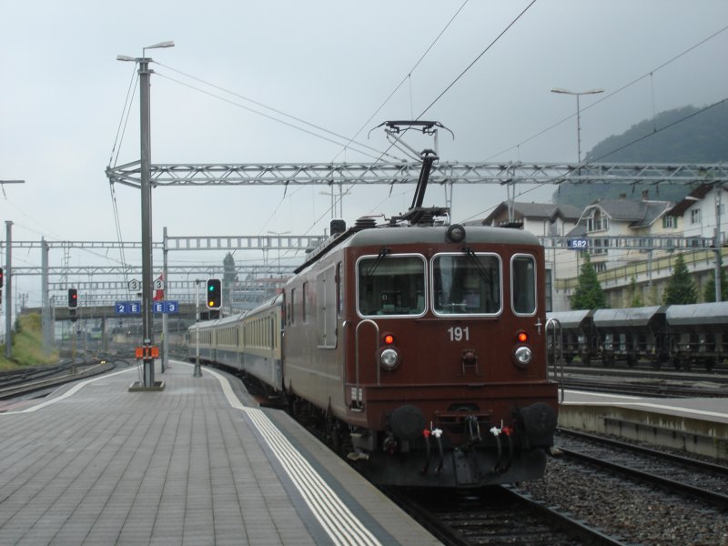 Die Re 4/4 191 verlsst mit einem Regio Spiez am 29.08.2007
