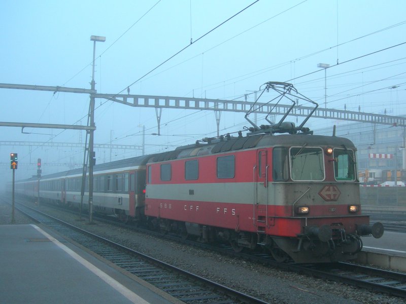 Die Re 4/4 II 11108 bringt den EC 193 nach Mnchen in den Zrcher Hauptbahnhof.
10. Januar 2007