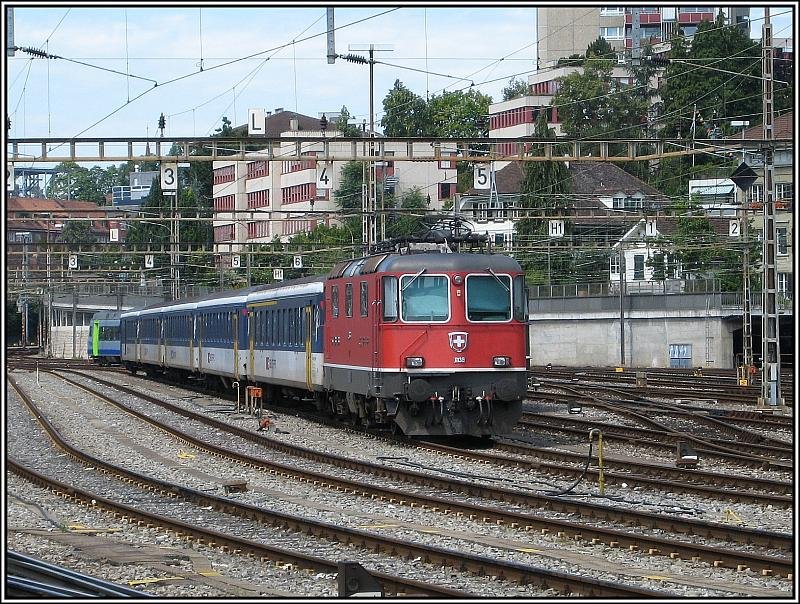 Die Re 4/4 II 11138 stand am 26.07.2008 mit einem Zug im Gleisvorfeld des Berner Bahnhofs.