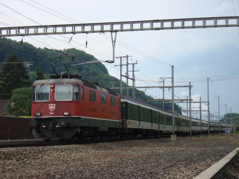 Die Re 4/4 II 11146 war am 19.07.2007 mit IC Basel-Zrich HB bei Aarau unterwegs.