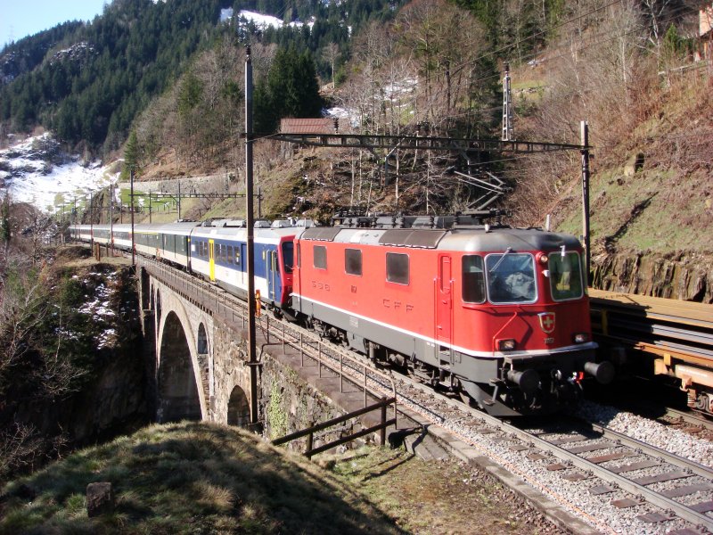 Die Re 4/4 II 11157 hat an ihrem IR nach Zrich einen RBDe 560 im Schlepp.Das Bild entstand bei Intschi am 28.03.2008
