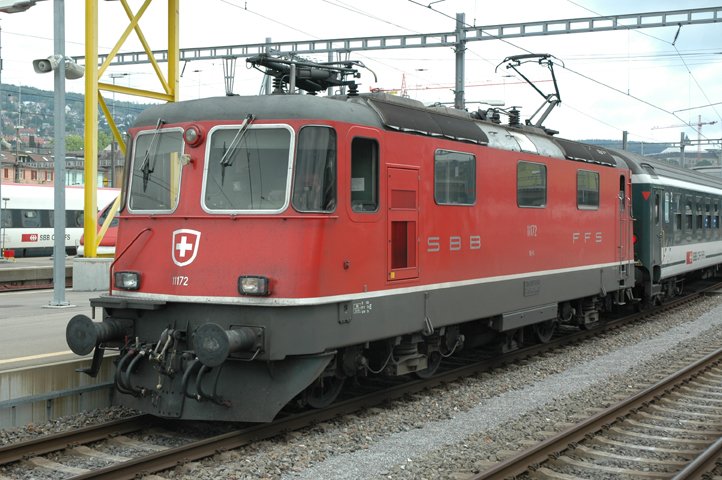 Die Re 4/4 II 11172 steht am 11.8.07 in Zrich HB. Diese Lok unterscheidet sich von allen anderen Re 4/4 II und III. Wer findet den Unterschied?