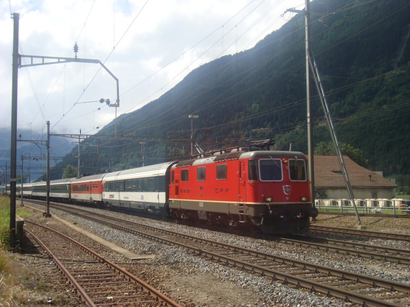Die Re 4/4 II 11194 fhrt am 27.6.2007 bei Ambri-Piotta durch.Gleich hinter der Lok ist der  PAN GOTTARDO  Wagen eingereiht.