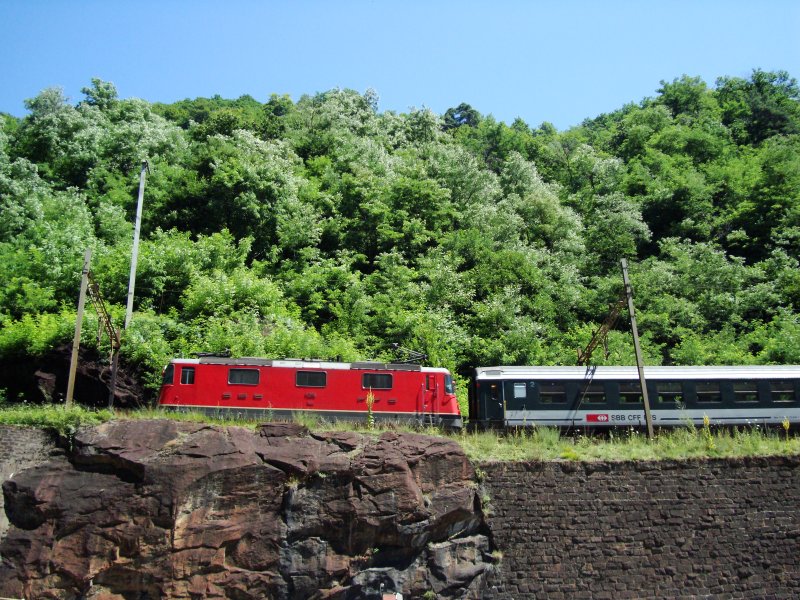 Die Re 4/4 II 11209 hat am 25.07.2008 mit ihrem IR die obere Etage in der Biaschina-Schlucht erreicht.