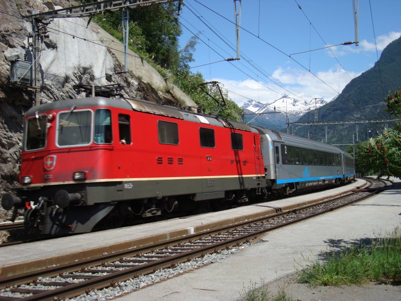 Die Re 4/4 II 11212 zieht am 16.6.2007 einen Cisalpinozug nach Bern. Aufgenommen bei der Durchfahrt in Lalden.
