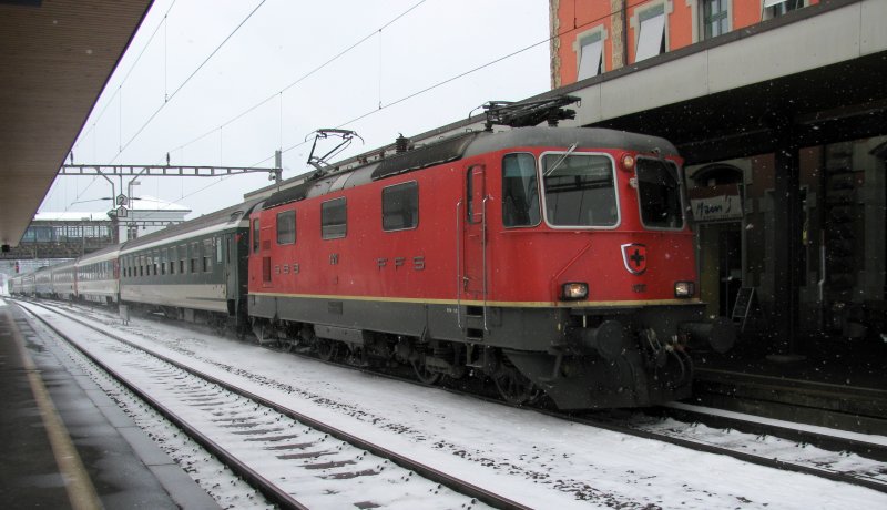 Die Re 4/4 II 11217 fhrt mit IR nach Locarno am 14.02.2009 in Arth-Goldau ein.