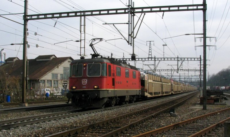 Die Re 4/4 II 11286 fhrt am 14.03.2009 mit ihrem Autozug durch Rheinfelden.