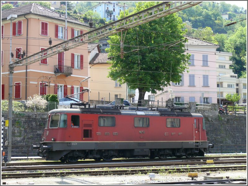 Die Re 4/4 II 11292 gesellt sich jetzt auch noch zu den 4 Re 6/6.
Bellinzona (05.05.2008)