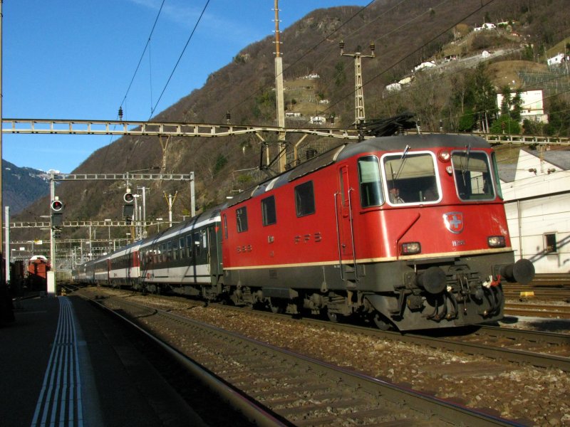 Die Re 4/4 II 11299 fhrt am 13.03.2009 mitn ihrem IR nach Locarno in Bellinzona ein.