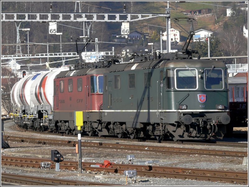 Die Re 4/4 II 11347 grn und 11246 rot befrdern einen Zementzug zu den Holcimwerken in Untervaz. Hier bei einem Halt in Sargans.
(29.01.2008)