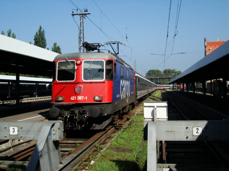 Die Re 4/4 II 11397 ist mit ihrem EC aus Zrich soeben in Lindau eingetroffen.