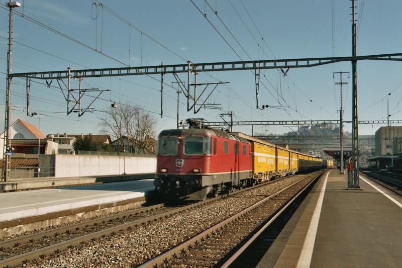 Die Re 4/4 II mit einem Gterzug (Post), am 5.2.04 in Lenzburg