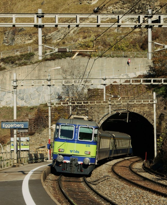 Die Re 4/4 II schiebt den RE 3264 Richtung Bern. Aufgenommen am 8. November 2008 bei der Station Eggeberg.