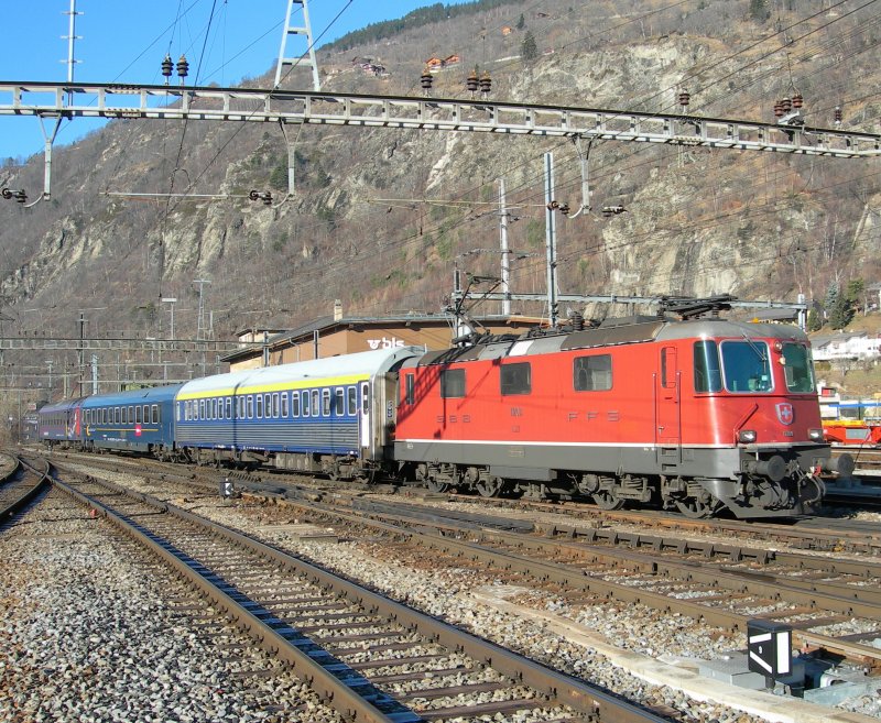 Die Re 4/4 II trifft mit dem Alpen-Express aus Utrecht am 9. Februar 2008 in Brig.

