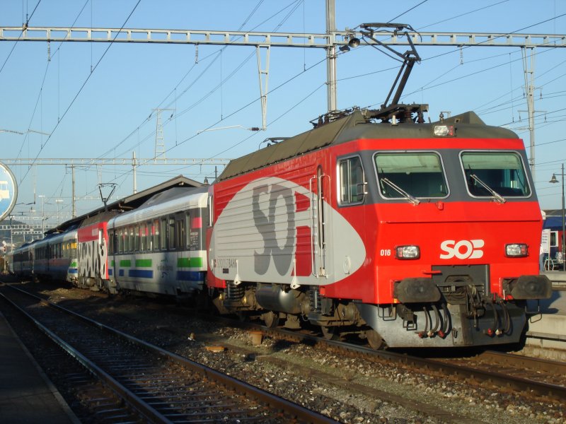 Die Re 446 016-8 hilft der Re 456 094-2 beim Schieben des Voralpen-Express auf den Sattel, weil noch ein zustzlicher Revvivo-Wagen mitluft.Dies kommt nur sehr selten vor, meistens werden Wagen des Typs EW II als Zusatzwagen angehngt.Das Bild wurde am 26.10.2006 in Pfffikon SZ aufgenommen.