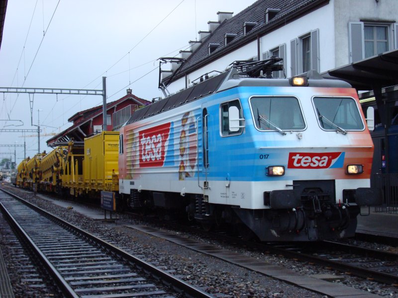 Die Re 446 017 wartet am frhen Morgen des 16.6.2007 auf die Abfahrt in Pfffikon SZ.