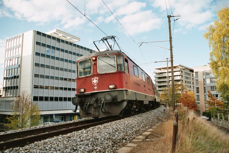 Die Re 4/4II 11153, am 3.11.03 auf der Strecke Zug - Arth-Goldau