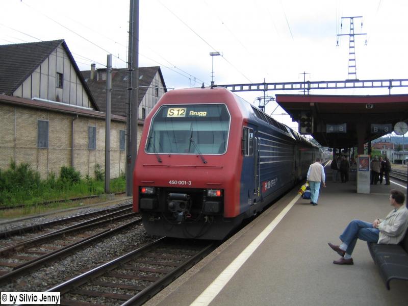 Die Re 450 001-3 ''Schwerzenbach'' schob am 6.6.05 ihre Komposition mit zwei weiteren Einheiten als S12 nach Brugg.