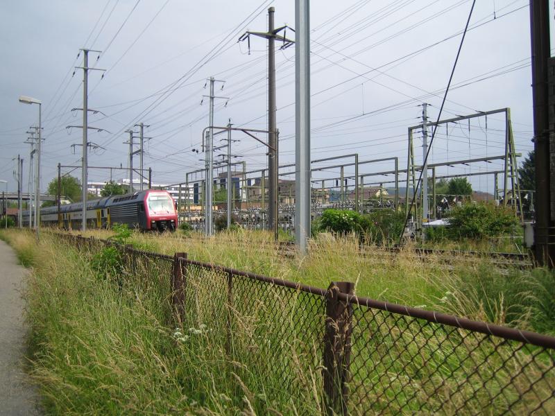 Die Re 450 006 ''Rafz'' fuhr am 14.6.05 mit einem Dienstzug am Unterwerk Grze vorbei.