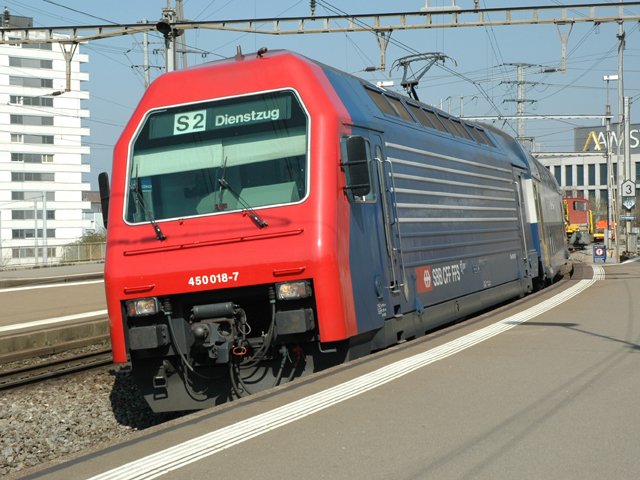 Die Re 450 018  Hirslanden Hottingen  am 1.4.07 in Oerlikon. Am Wochenende verkehrt die S2 nur stndlich nach Ziegelbrcke. Eine halbe Stunde dazu verschoben verkehrt sie nur bis zum Flughafen und nachher als Dienstzug nach Oerlikon und wieder zurck. In Oerlikon kann man ein-/aussteigen, ist jedoch nicht ofiziell im Kursbuch aufgefhrt.