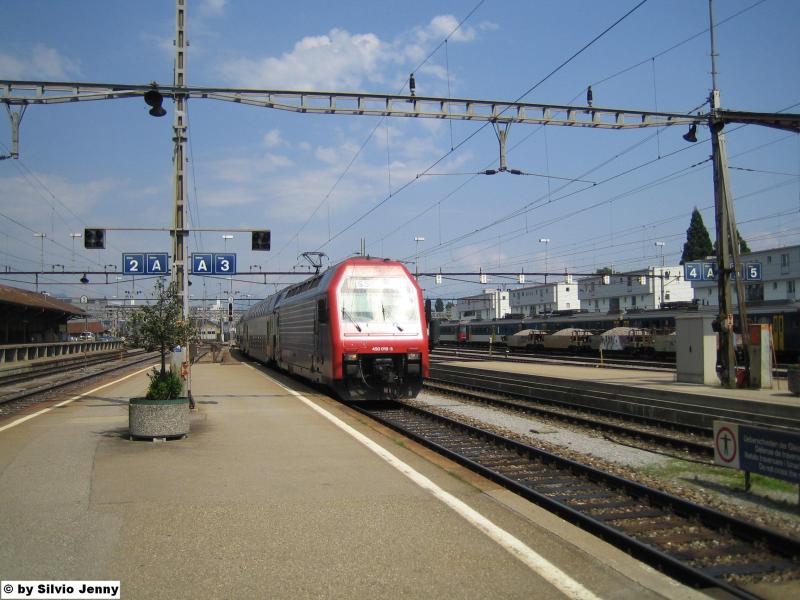 Die Re 450 019-5 ''Stfa'' fuhr am 17.7.05 als S5 nach Pfffikon SZ in Rapperswil ein.