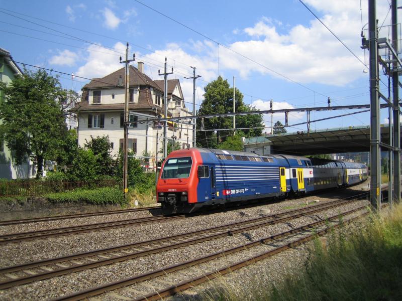 Die Re 450 038-5 ''Wollishofen'' zog am 13.7.05 einen Dienstzug unter der Stadtrain-Brcke hindurch.