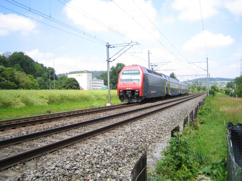 Die Re 450 070 ''Winterthur Wlflingen'' schiebt eine S8 am 18.6.05 an der Tssmhle vorbei.