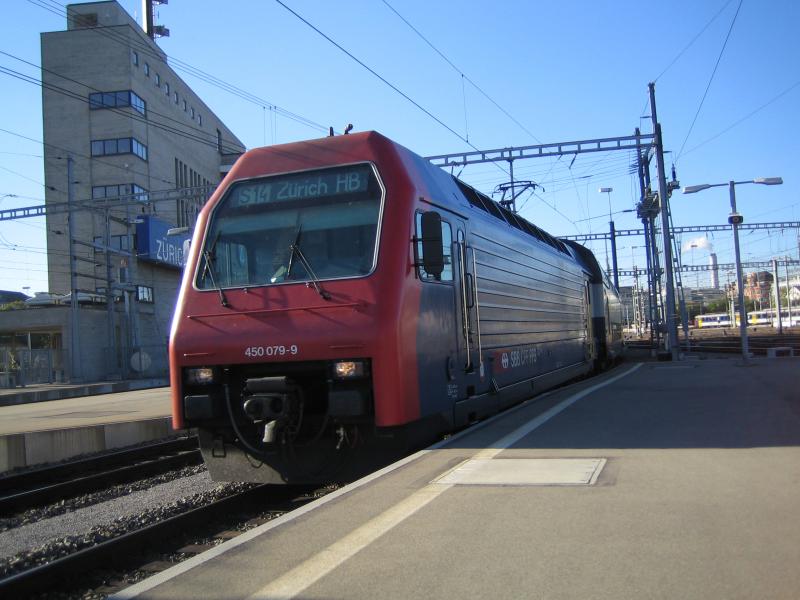 Die Re 450 079-9 ''Jetstetten'' fuhr am 9.10.05 mit einer S14 aus HInwil in ihrer Endstation Zrich HB ein.