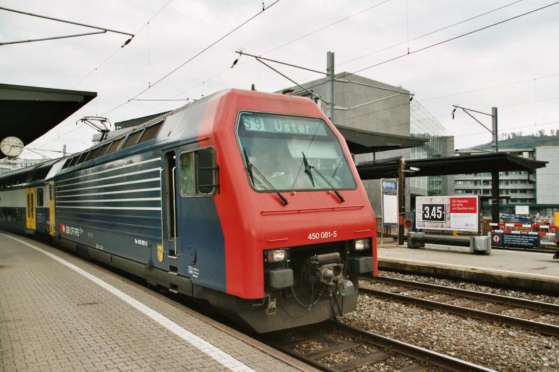 Die Re 450 081-5, steht am 3.11.03 im Bahnhof Zug. Im Hintetgrund der neue Bahnhof Zug, der am 28.11.03 erffnet wurde 