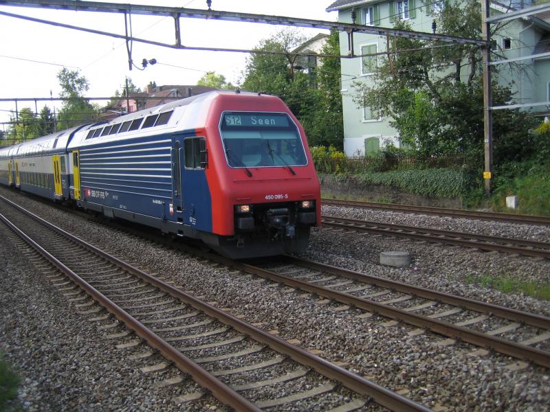 Die Re 450 095 ''Wasterkingen'' zog am 28.8.05 eine S12 nach Seen.