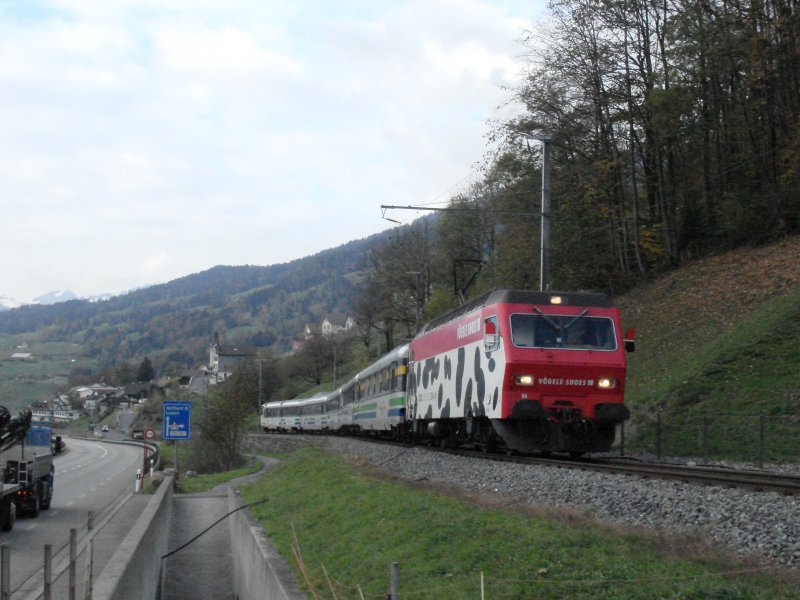 Die Re 456 094 fhrt mit dem Voralpen-Express Luzern-Romanshorn bei Sattel SZ vorbei.