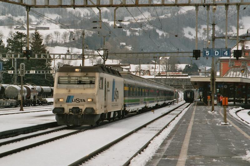 Die Re 456 095-9 mit der Werbeaufschrift  Lista , am 25.1.04 in Arth-Goldau 