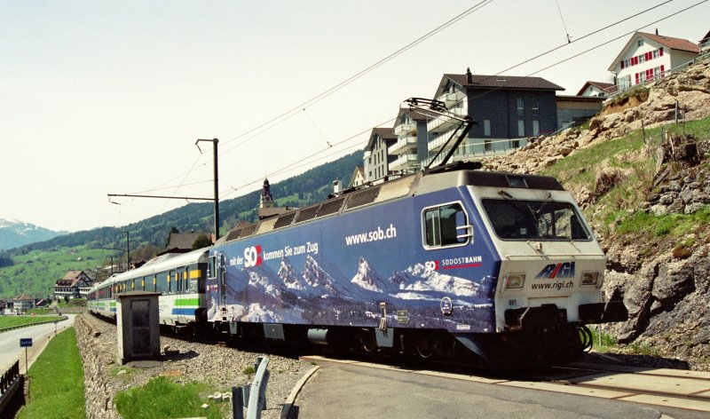 Die Re 456 096 bremst im Sommer 2006 einen Voralpen-Express zu Tal bei Sattel.