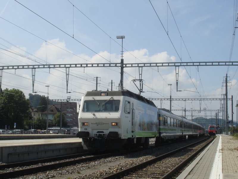Die Re 456 096 zieht am 7.9.2007 den Voralpen-express aus Pfffikon SZ in Richtung Romanshorn.