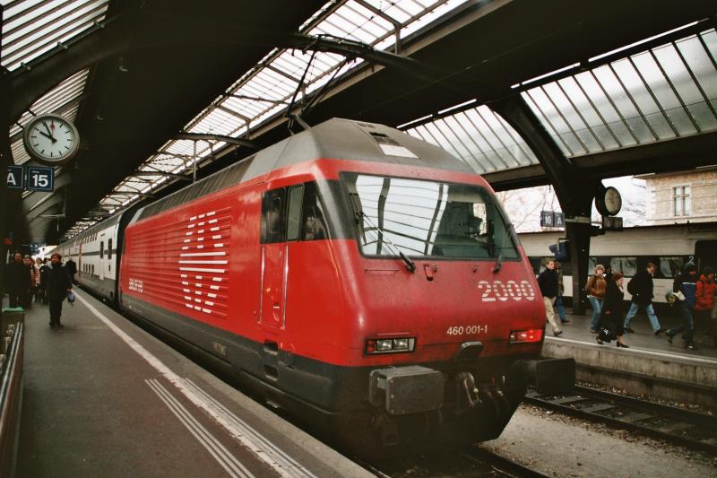 Die Re 460 001-1  Ltschberg , am 8.12.03 im Bahnhof Zrich