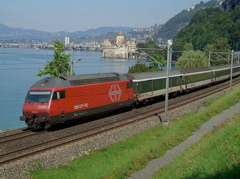 Die Re 460 003 am 28.08.2008 mit einem IR bei Veytaux-Chillon.