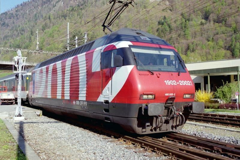 Die Re 460 005-2 Jubilumslok am 24.4.03 in Interlaken